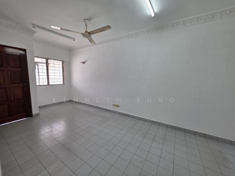 Pangsapuri untuk Dijual di Desa Permata Sapphire Block 15 - Kenneth Kung - Living Room - PropertyGuru.com.my