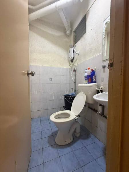 Apartment for Rent at Villa Krystal @ Bandar Selesa Jaya - Nicholas Low - Bathroom - PropertyGuru.com.my