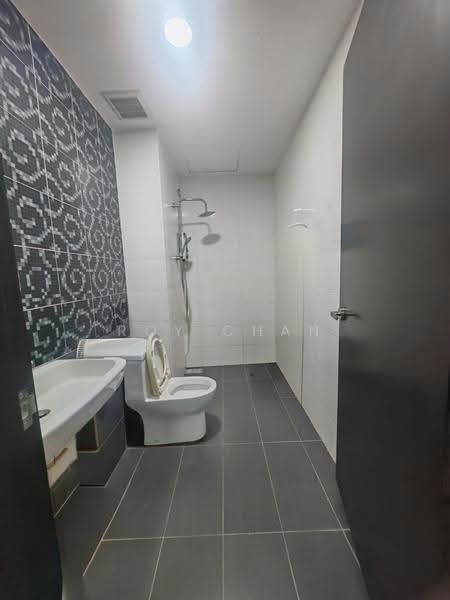 Kediaman Servis untuk Dijual di Wave @ Marina Cove - Roy Chan - Bathroom - PropertyGuru.com.my