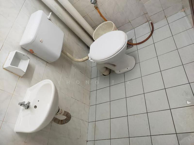 Pangsapuri untuk Disewa di Pangsapuri Sri Kemuning - Khong T.K - Master Bathroom - PropertyGuru.com.my