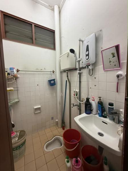 1-storey Terraced House for Sale in Taman Perling (Perling) - Tycia Law - Bathroom - PropertyGuru.com.my