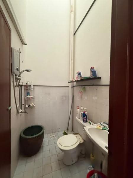 1-storey Terraced House for Sale in Taman Perling (Perling) - Tycia Law - Bathroom - PropertyGuru.com.my