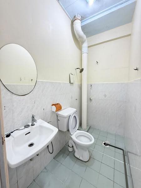 Pangsapuri untuk Dijual di Taman Tampoi Indah - Anna Woon - Bathroom - PropertyGuru.com.my
