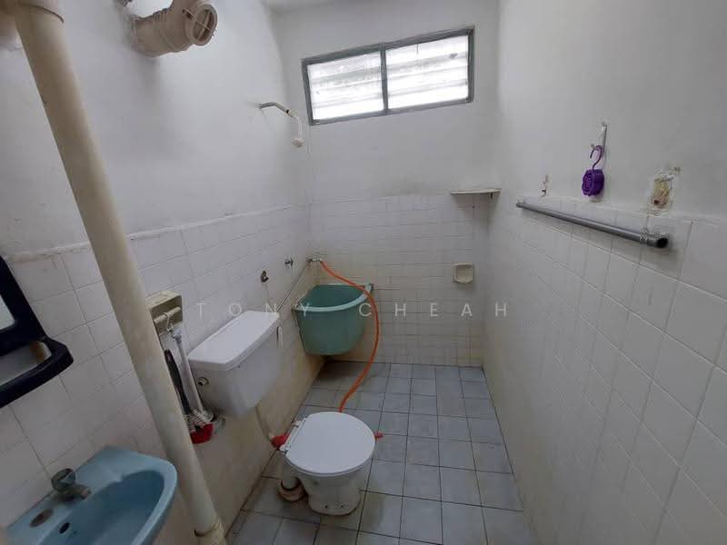 Pangsapuri untuk Dijual di Tanjung Court - Tony Cheah - Bathroom - PropertyGuru.com.my