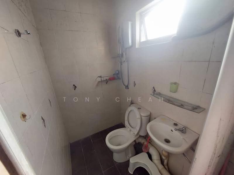 Pangsapuri untuk Dijual di Sri Kristal - Tony Cheah - Bathroom - PropertyGuru.com.my