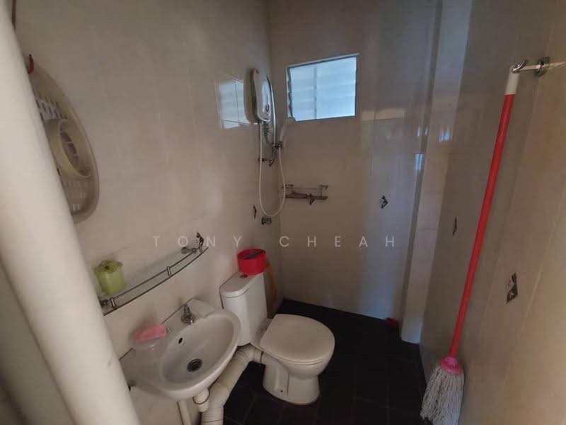Pangsapuri untuk Dijual di Sri Kristal - Tony Cheah - Bathroom - PropertyGuru.com.my