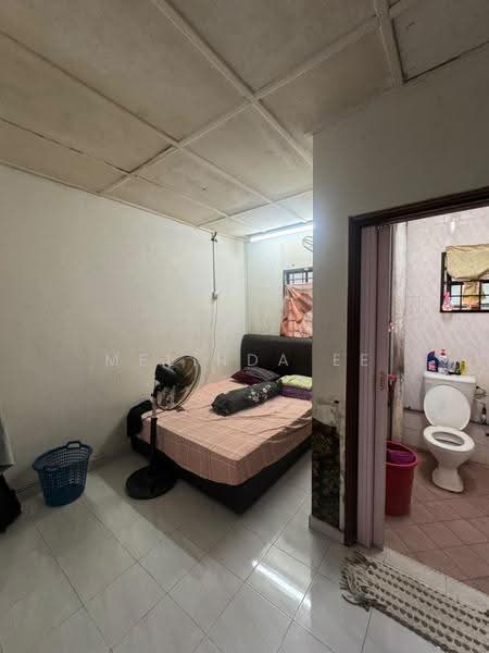2-storey Terraced House for Sale in Taman Tampoi Indah (Tampoi) - Melinda Ee - Bedroom - PropertyGuru.com.my