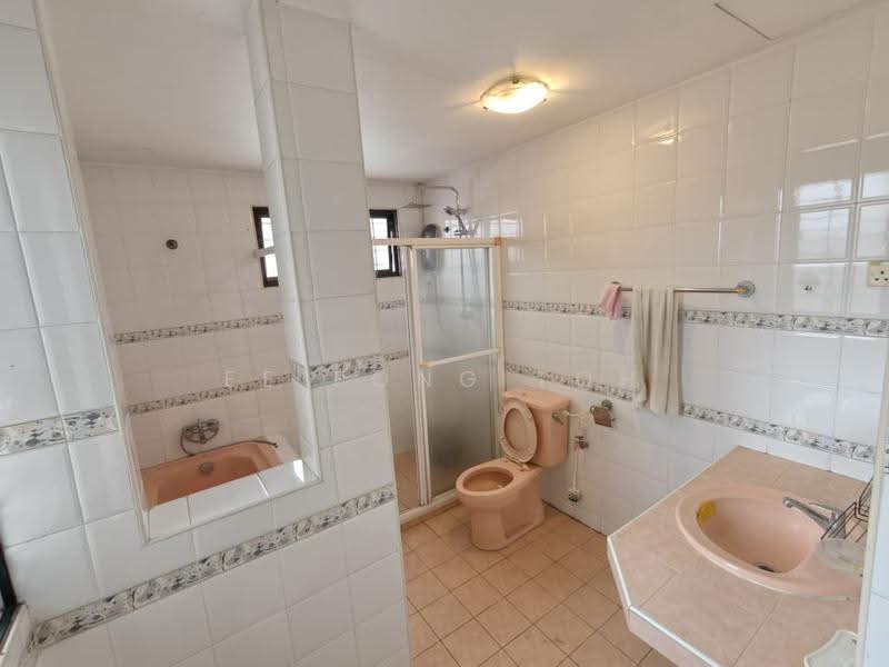 Rumah Berkembar untuk Dijual di Taman Megah Ria (Masai) - Ee Fong Toh - Bathroom - PropertyGuru.com.my