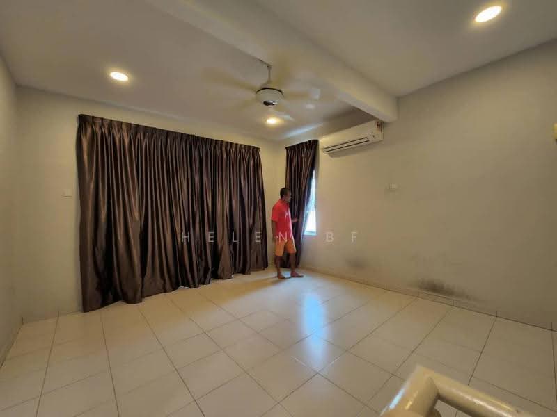 Rumah Berkembar untuk Dijual di Taman Klebang Utama (Klebang) - Helen BF - Living Room - PropertyGuru.com.my