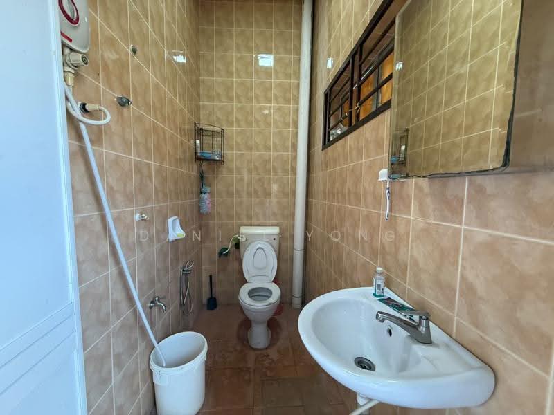 1-storey Terraced House for Sale in Taman Bestari Indah (Ulu Tiram) - Daniel Yong - Bathroom - PropertyGuru.com.my