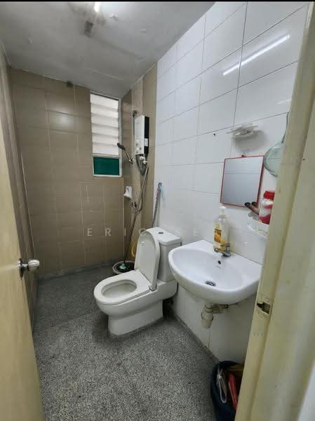Kondominium untuk Disewa di The Zest @ Kinrara 9 - Eric Sea - Bathroom - PropertyGuru.com.my