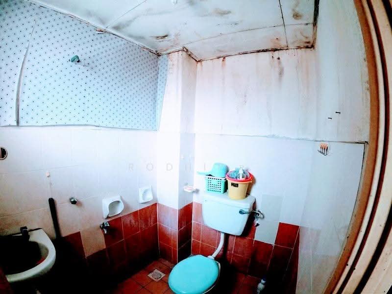 2.5-storey Terraced House for Sale in Taman Aman Putra (Puchong) - Rodhie . - Bathroom - PropertyGuru.com.my
