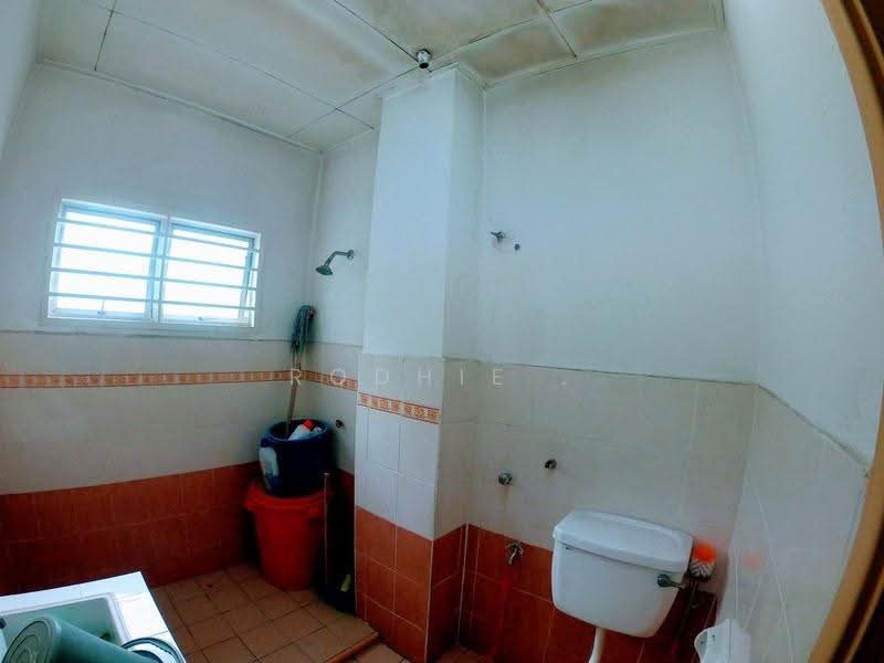 2.5-storey Terraced House for Sale in Taman Aman Putra (Puchong) - Rodhie . - Bathroom - PropertyGuru.com.my