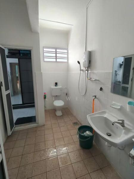 2-storey Terraced House for Rent in Taman Universiti (Skudai) - Li Wei - Bathroom - PropertyGuru.com.my