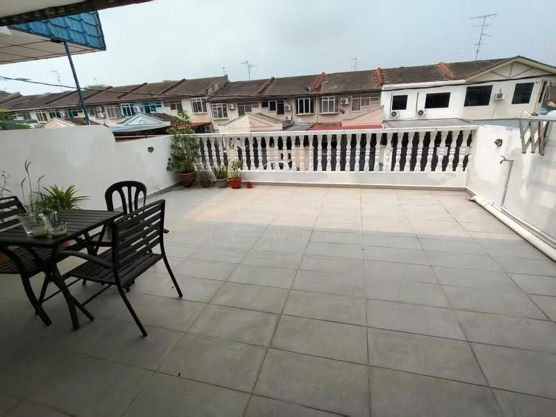 2-storey Terraced House for Rent in Taman Universiti (Skudai) - Li Wei - Balcony - PropertyGuru.com.my