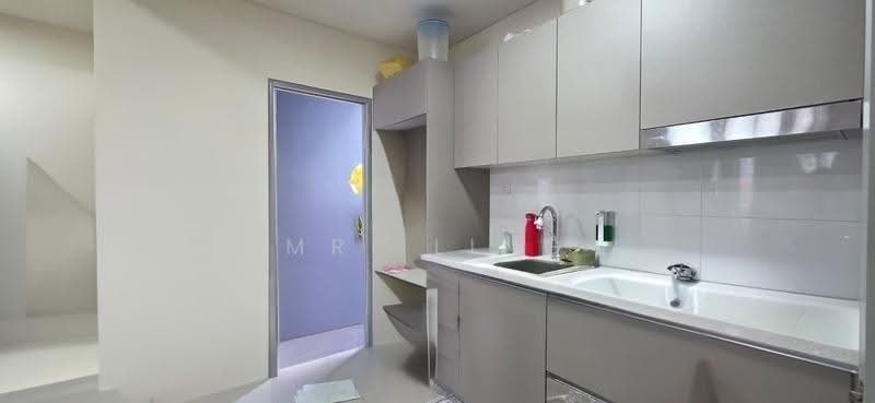 Service Residence for Sale at 8th & Stellar - Mr. Ling - Kitchen - PropertyGuru.com.my