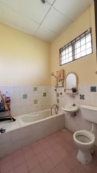 Rumah Banglo untuk Dijual di Desa Pinggiran Putra (Dengkil) - Yasmin Sulaiman - Bathroom - PropertyGuru.com.my
