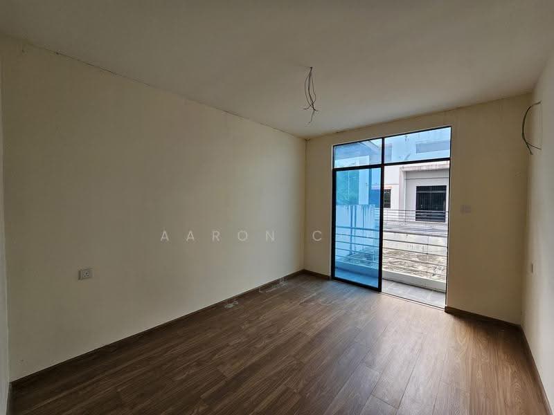 Rumah Teres 2-Tingkat untuk Dijual di Penampang (Sabah) - Aaron Chu - 1st Floor Bedroom 1 (With Balcony) - PropertyGuru.com.my