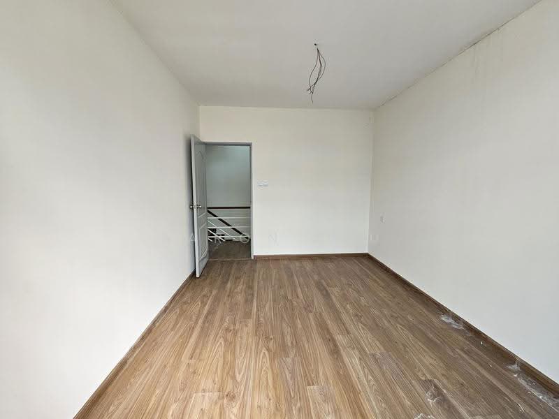 Rumah Teres 2-Tingkat untuk Dijual di Penampang (Sabah) - Aaron Chu - 1st Floor Bedroom 1 (With Balcony) - PropertyGuru.com.my