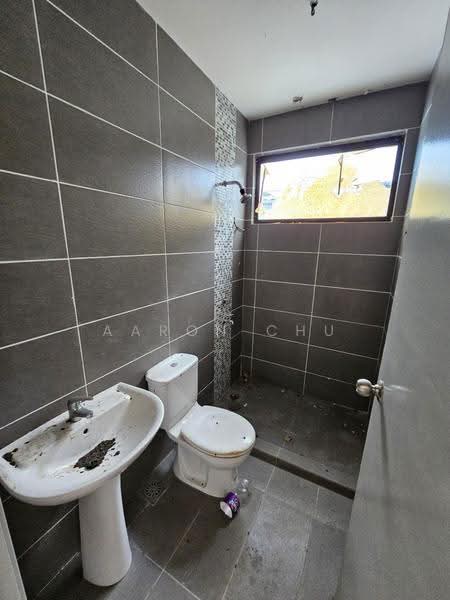 Rumah Teres 2-Tingkat untuk Dijual di Penampang (Sabah) - Aaron Chu - 1st Floor Master Bedroom Bathroom - PropertyGuru.com.my