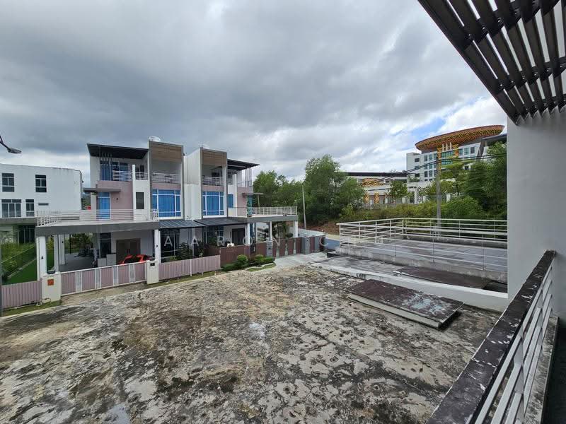 Rumah Teres 2-Tingkat untuk Dijual di Penampang (Sabah) - Aaron Chu - 1st Floor Master Bedroom (With Balcony) - PropertyGuru.com.my