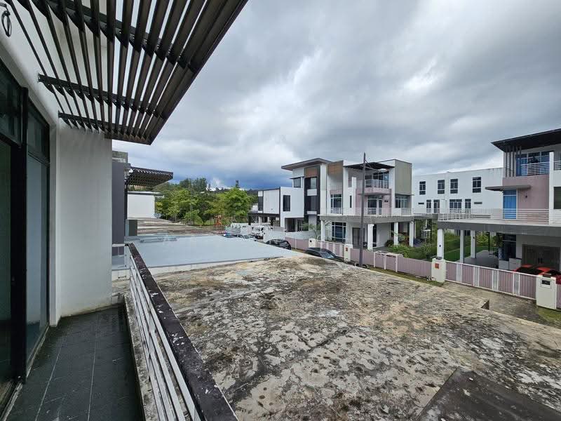 Rumah Teres 2-Tingkat untuk Dijual di Penampang (Sabah) - Aaron Chu - 1st Floor Master Bedroom (With Balcony) - PropertyGuru.com.my