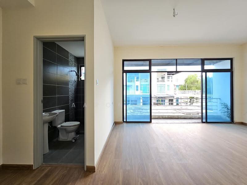 Rumah Teres 2-Tingkat untuk Dijual di Penampang (Sabah) - Aaron Chu - 1st Floor Master Bedroom (With Balcony) - PropertyGuru.com.my