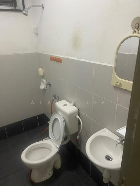 Apartment for Rent at Pangsapuri Pulai Mutiara - Alanis Lee - Bathroom - PropertyGuru.com.my