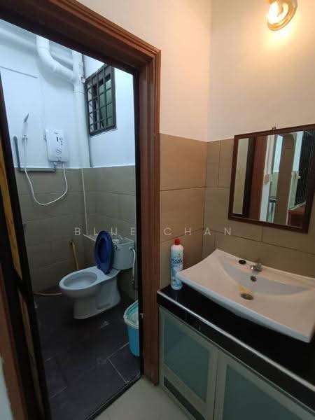 Rumah Teres 2-Tingkat untuk Disewa di Permas Jaya (Johor) - Blue Chan - Bathroom - PropertyGuru.com.my