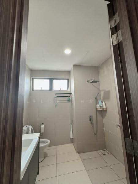 Kediaman Servis untuk Dijual di Green Haven - Blue Chan - Bathroom - PropertyGuru.com.my