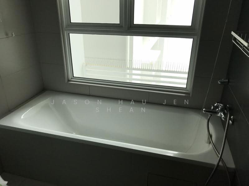 Kondominium untuk Disewa di Bayu Ferringhi Condominiums - Jason Hau Jen Shean - Bathroom - PropertyGuru.com.my