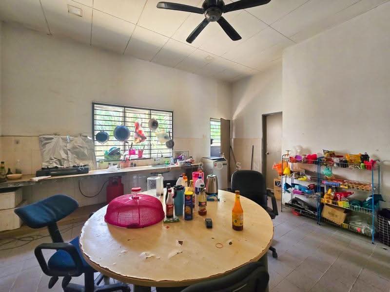 Semi-Detached House for Sale in Bandar Saujana Putra (Tanjong Duabelas) - Aishah Rosnam - Kitchen - PropertyGuru.com.my