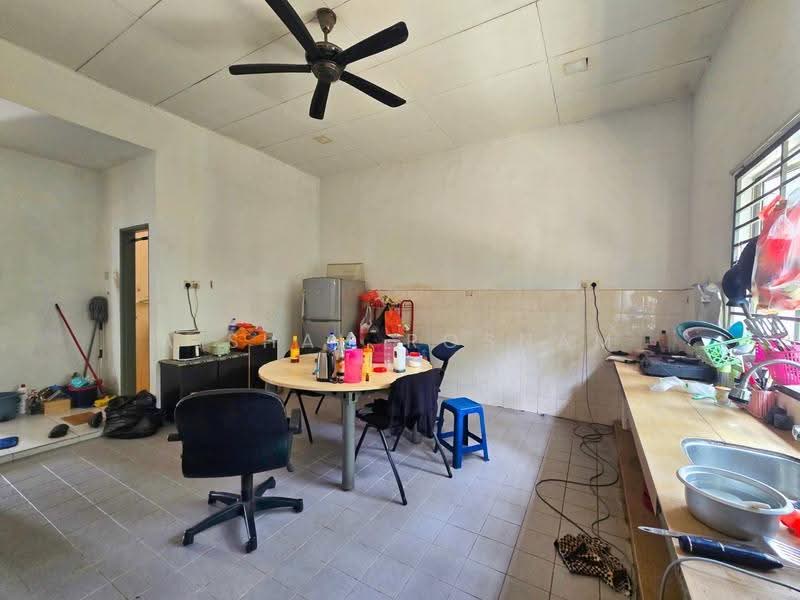 Semi-Detached House for Sale in Bandar Saujana Putra (Tanjong Duabelas) - Aishah Rosnam - Kitchen - PropertyGuru.com.my