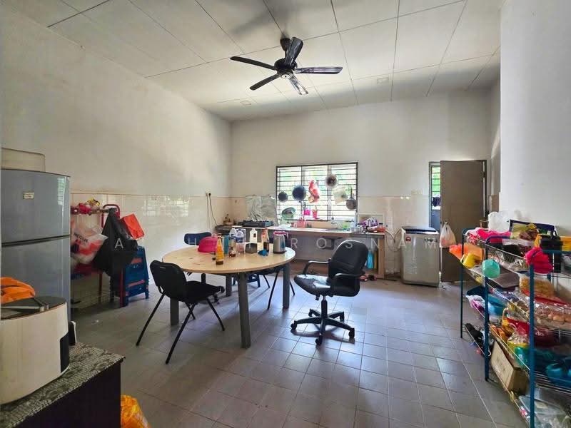 Semi-Detached House for Sale in Bandar Saujana Putra (Tanjong Duabelas) - Aishah Rosnam - Kitchen - PropertyGuru.com.my