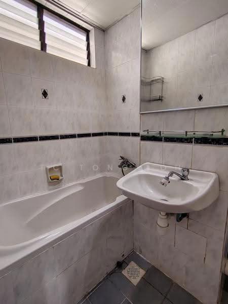 Kondominium untuk Dijual di Eden Seaview Condominium - TC Tong Loh - Bathroom - PropertyGuru.com.my