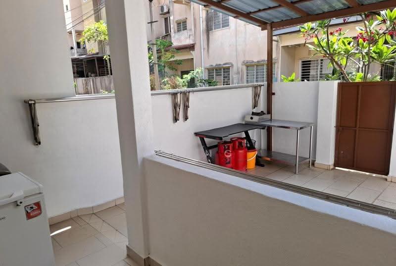 Rumah Teres 3-Tingkat untuk Disewa di Bandar Putra Permai (Seri Kembangan) - CH Ng - Balcony - PropertyGuru.com.my