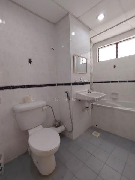 Kondominium untuk Disewa di Eden Seaview Condominium - TC Tong Loh - Bathroom - PropertyGuru.com.my