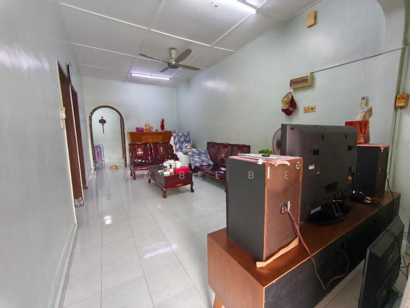 Rumah Teres 1.5-Tingkat untuk Dijual di Taman Johor Jaya (Johor Bahru) - Tan Bee Bee - Living Room - PropertyGuru.com.my