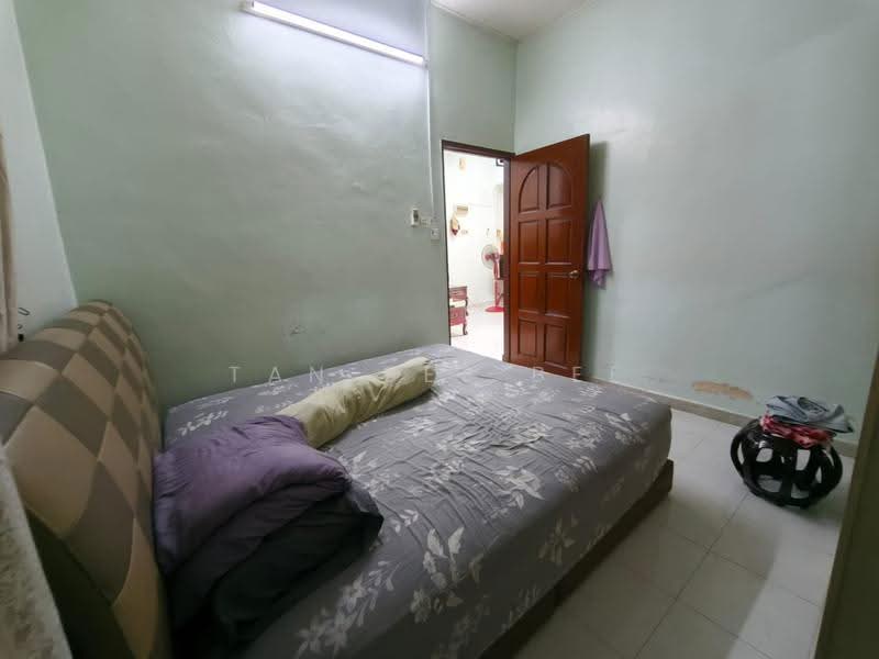 Rumah Teres 1.5-Tingkat untuk Dijual di Taman Johor Jaya (Johor Bahru) - Tan Bee Bee - Bedroom - PropertyGuru.com.my