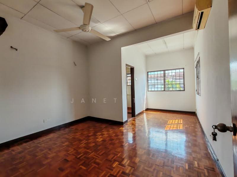 2-storey Terraced House for Sale in Usj 20 (Subang Jaya) - Janet Tan - Master bedroom - PropertyGuru.com.my