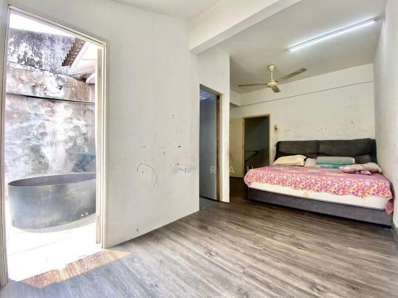 Rumah Teres 2-Tingkat untuk Dijual di Seksyen 8 (Bangi) - Azli Ibrahim - Bedroom - PropertyGuru.com.my