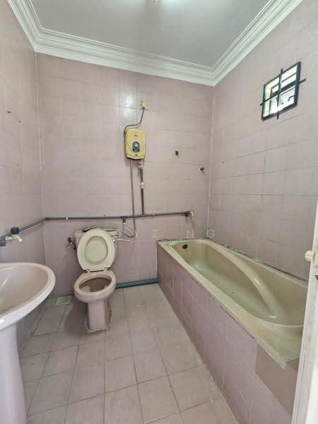 Terraced House for Sale in Taman Johor Jaya (Johor Bahru) - Royz Ng - Bathroom - PropertyGuru.com.my