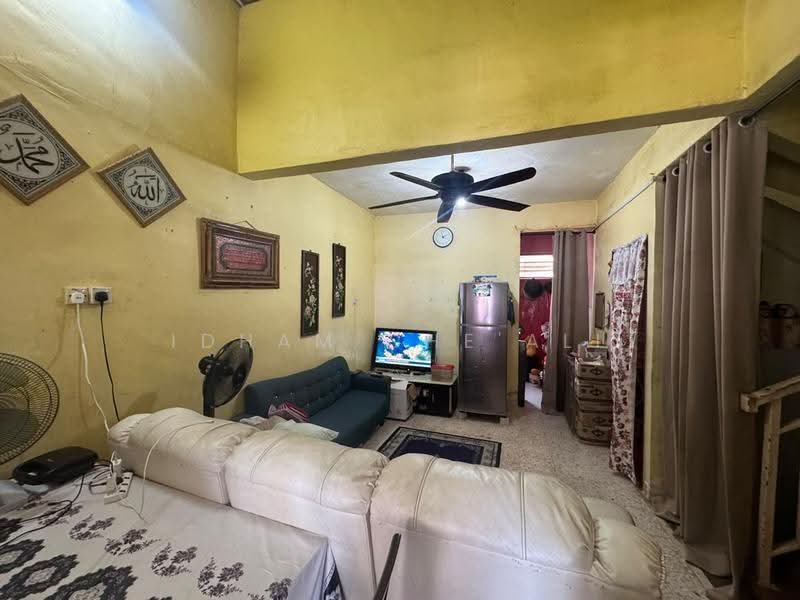 Rumah Teres 1.5-Tingkat untuk Dijual di Indera Mahkota 2 (Kuantan) - Idham Che'Ali - Living Room - PropertyGuru.com.my