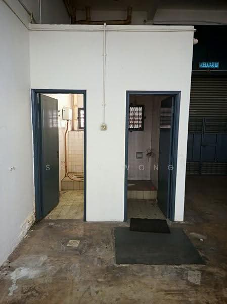 Factory for Rent in Taman Perindustrian Bukit Serdang (Seri Kembangan) - Sally Wong - Bathroom - PropertyGuru.com.my