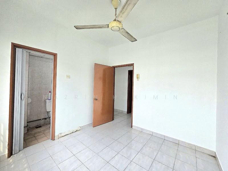 Apartment for Sale at Taman Bukit Pelangi - Nazrin Hakimin - Bathroom - PropertyGuru.com.my
