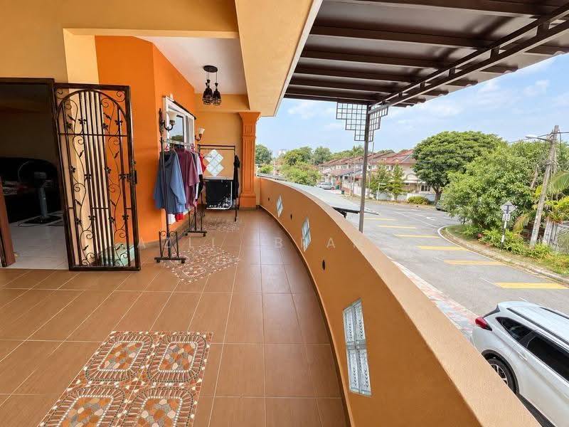 Rumah Teres 2-Tingkat untuk Dijual di Lestari Putra (Seri Kembangan) - Azli Ibrahim - Balcony - PropertyGuru.com.my