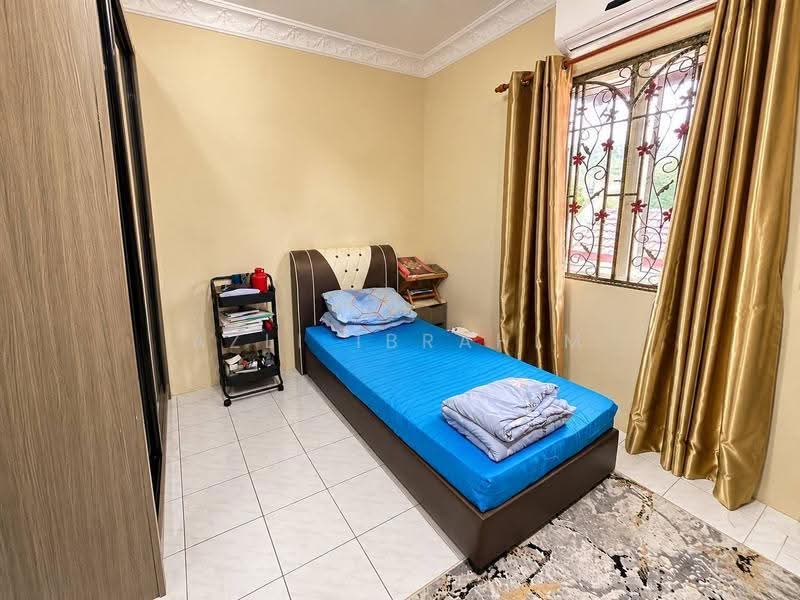 Rumah Teres 2-Tingkat untuk Dijual di Lestari Putra (Seri Kembangan) - Azli Ibrahim - Bedroom - PropertyGuru.com.my