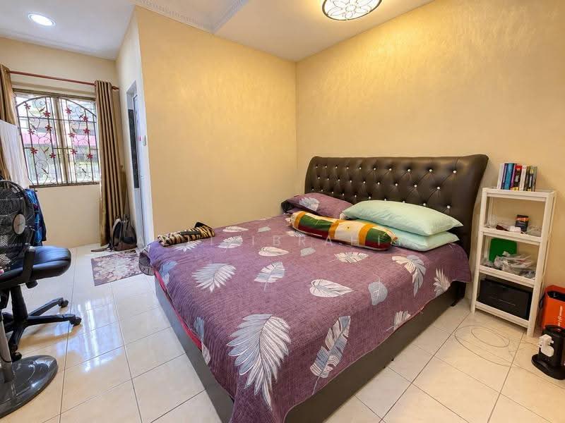 Rumah Teres 2-Tingkat untuk Dijual di Lestari Putra (Seri Kembangan) - Azli Ibrahim - Bedroom - PropertyGuru.com.my