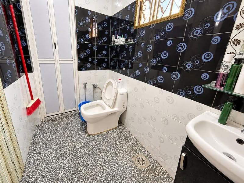 Rumah Teres 2-Tingkat untuk Dijual di Lestari Putra (Seri Kembangan) - Azli Ibrahim - Bathroom - PropertyGuru.com.my