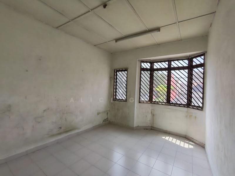 2-storey Terraced House for Sale in Taman Tan Sri Yaacob (Johor Bahru) - Alice Goh - Living Room - PropertyGuru.com.my